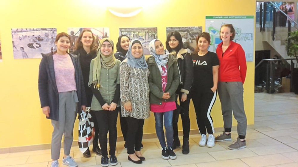 Fl Chtlingsfrauen Lernen Schwimmen Dlrg Ortsgruppe L Dinghausen E V